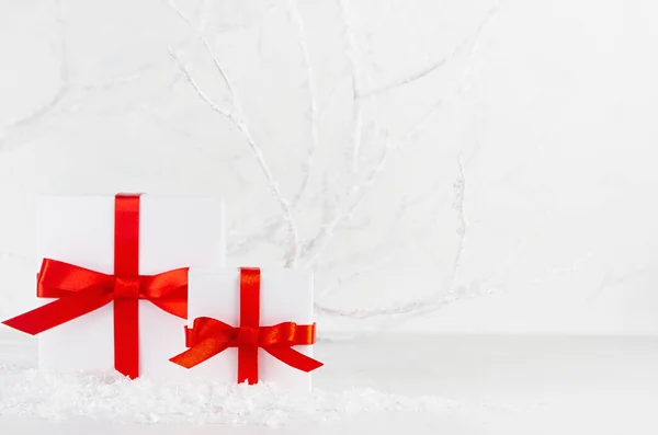 Elegantní Bílé Slavnostní Zimní Pozadí Dárkovými Krabicemi Červenou Stuhou Dekorativní — Stock fotografie