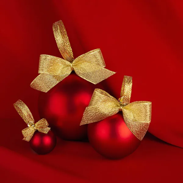 Элегантный Рождественский Фон Традиционным Красным Рождественским Балом Золотой Блестящей Лентой — стоковое фото