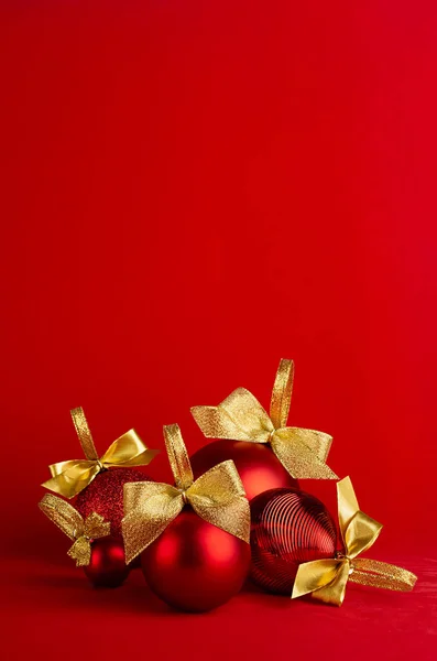 丰富的圣诞装饰 堆球与金带站在饱满的红色背景上 复制空间 小册子 故事设计的圣诞背景 — 图库照片