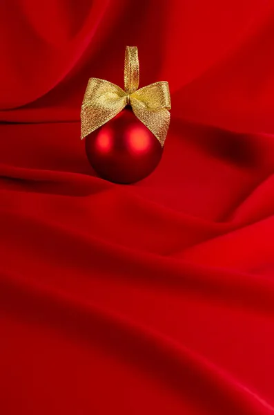 Элегантный Рождественский Фон Традиционный Красный Рождественский Бал Золотой Блестящей Ленточкой — стоковое фото