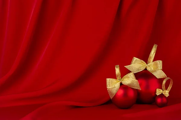Изысканный Рождественский Фон Красные Шары Золотой Лентой Глубоком Красном Шелковом — стоковое фото