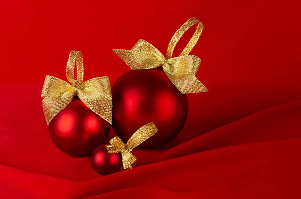 圣诞背景在华丽奢华的风格 闪亮的红色球 金丝带上的红丝窗帘光滑折皱 复制空间 招贴画 小册子设计的新年背景 — 图库照片