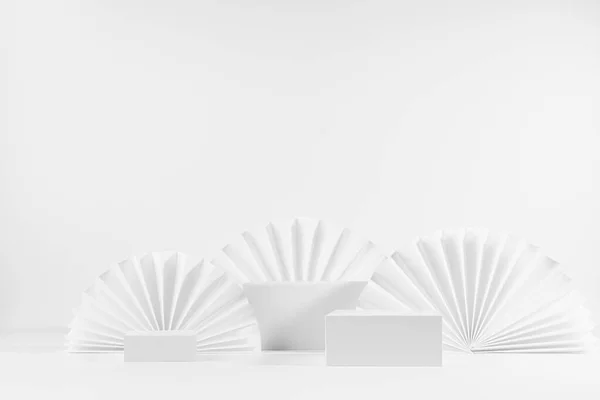 Κομψό Λευκό Στάδιο Τρία Ορθογώνια Podiums Μοντέρνο Στυλ Μόδας Στρογγυλή — Φωτογραφία Αρχείου