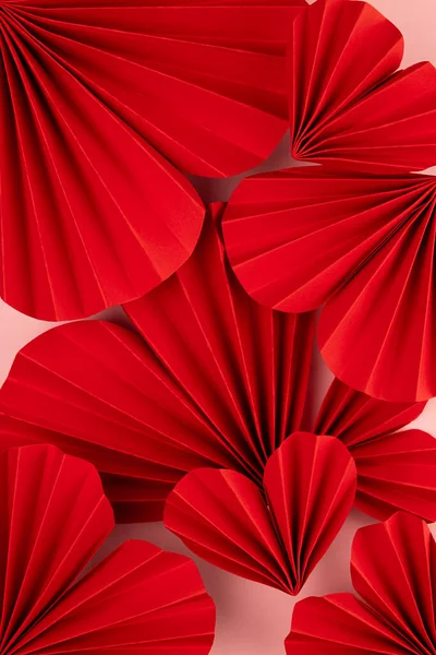 День Святого Валентина Фон Червоний Папір Ребристі Серця Різного Розміру — стокове фото