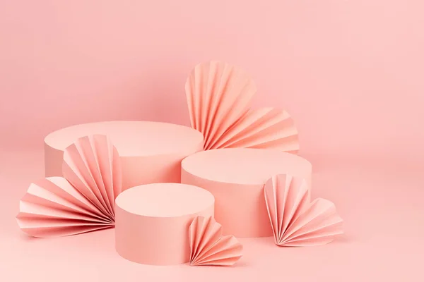 Bellissimo Modello Scena San Valentino Rosa Con Tre Diversi Podi — Foto Stock
