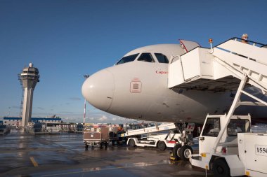 Saint Petersburg, Rusya - 08 20 2021. Rusya Havayolları 'nın yeşil uçağına binen yolcular. Pulkovo Havaalanı.