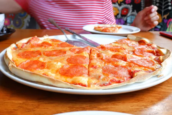 Uma Menina Vestido Listrado Vermelho Fatias Pepperoni Pizza Uma Bandeja — Fotografia de Stock