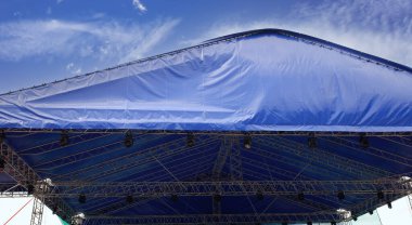 Açık hava konser salonunun mavi çatısı. Arka plan bulutlu mavi bir gökyüzü. Boşluğu kopyala.