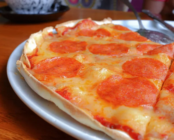 Selektivt Fokus Pizza Ett Vitt Fat Och Ett Träbord Ett — Stockfoto
