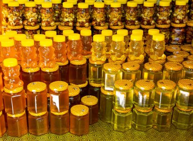 Tezgahta satılık ev yapımı bal kavanozları. Sağlıklı çevre dostu gıda kavramı. Piyasada doğal bal satışı.