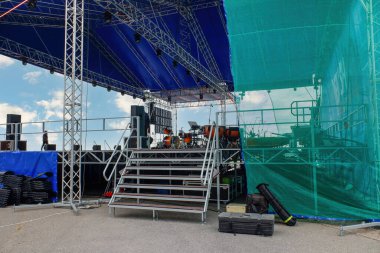 Konser salonu açık havada, müzisyenler için enstrümanlarla sahnelendi. mavi gökyüzü arkaplanı.