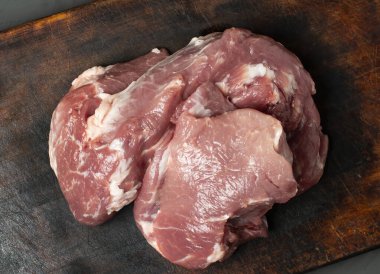 Eski bir tahta üzerinde büyük bir parça taze et. Büyük bir tatile hazırlanma konsepti. düz yat.