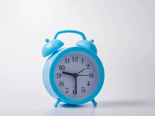 Relógio Alarme Plástico Azul Com Grandes Algarismos Arábicos Fundo Branco — Fotografia de Stock