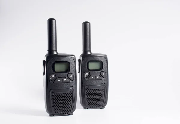 Zwei Schwarze Radiosender Walkie Talkie Auf Weißem Hintergrund Kopierraum — Stockfoto