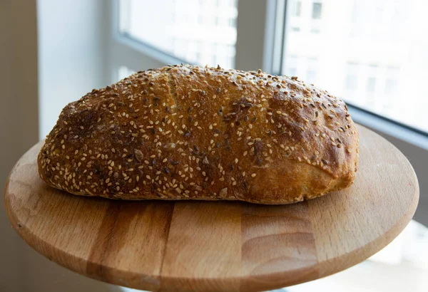 Pão Polvilhado Com Sementes Uma Tábua Madeira Close — Fotografia de Stock