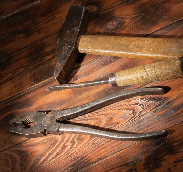 Παλιά Εργαλεία Κατσαβίδι Σφυρί Και Πένσα Σκούρο Ξύλινο Φόντο Αντίγραφο — Φωτογραφία Αρχείου