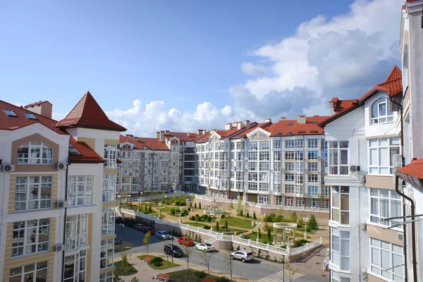黒海沿岸のゲレンジェクにある現代的な住宅団地 背景青い空と雲 — ストック写真