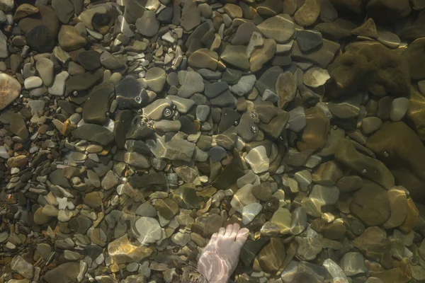 Фоне Гальки Человеческих Ног Водой Солнечный День Отдых Море Copy — стоковое фото