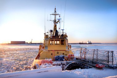 Arkhangelsk 'teki Severnaya Dvina Nehri' nde dondurucu güneşli bir kış gününde rıhtımda çekiliş rampası. Boşluğu kopyala.