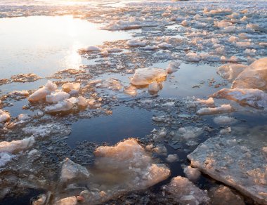 Severnaya Dvina nehrinde buzlar kırıldı.
