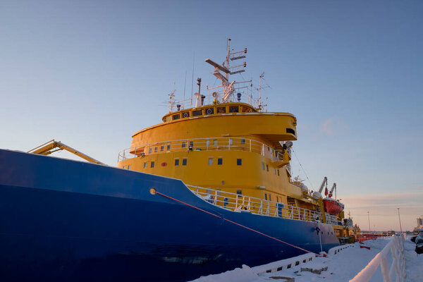 судно находится на зимней стоянке в порту Архангельска