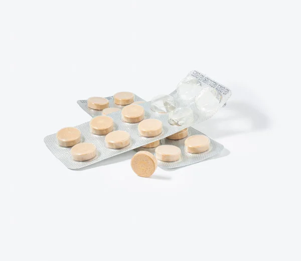 Kehribar Renkli Tabletler Beyaz Arka Planda Gümüş Bir Pakette Paketin — Stok fotoğraf