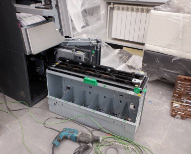 Bankanın ofisindeki ATM 'yi tamir etmek, modern ATM' lerle yeni bir ofis açmak. güncelleme ve yeniden markalaşma