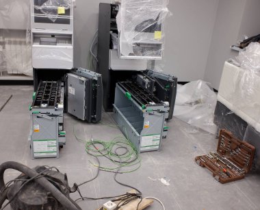 Bankanın ofisindeki ATM 'yi tamir etmek, modern ATM' lerle yeni bir ofis açmak. güncelleme ve yeniden markalaşma