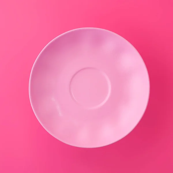 Pink Plate Dark Pink Background Copy Space Flatlay — стоковое фото