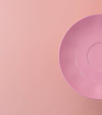 Pembe arka planda yarım tabak. Boşluğu ve düzlüğü kopyala