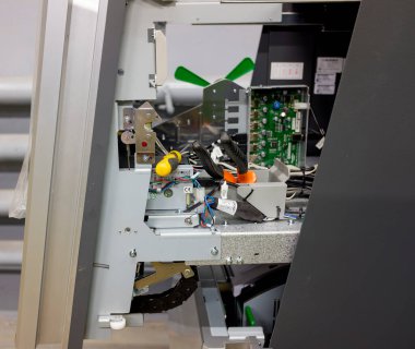 Üst ATM dolabında onarım var. yakın plan.