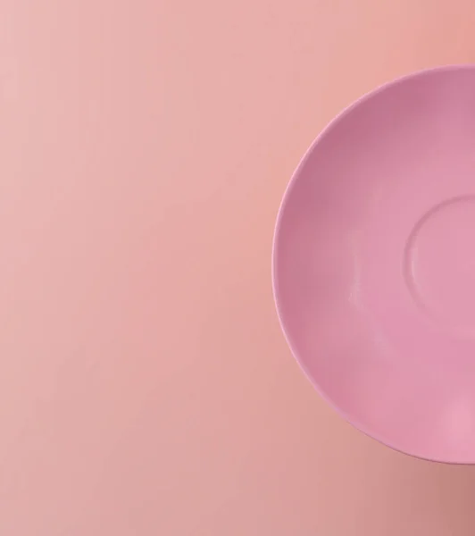 Half Pink Plate Pink Background Copy Space Flatlay — стоковое фото