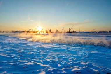 Şiddetli bir don altında nehirdeki sudan gelen buhar nehri geçen buzkırıcı buzu kırdı ve Severnaya Dvina Nehri 'ni açtı.