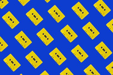 Sarı kasetler mavi arkaplan deseninde