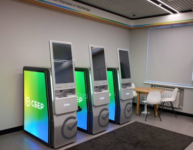 Arkhangelsk Rusya 12-28-2021: Yeni ofiste 32 inç monitörlü ultra modern Sberbank ATM 'leri