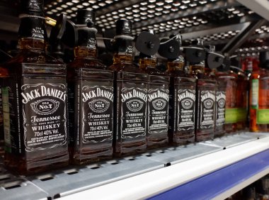 Arkhangelsk, Rusya 12. - 30. 2021: Mağazanın tezgahında bir sıra Jack Daniels viski şişesi