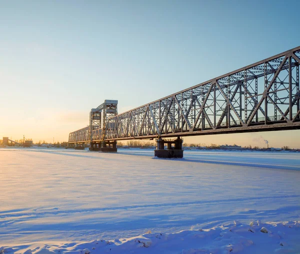 Automobile Railway Big Iron Bridge Frozen River Severnaya Dvina Background — Foto de Stock