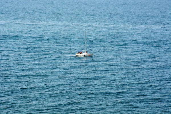 Lonely Yacht Background Ocean Copy Space — стоковое фото