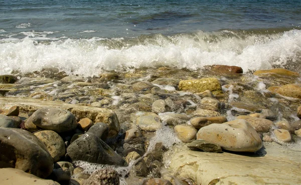 岩の多い海岸に泡が浮かぶ波です 旅行や観光という概念は — ストック写真