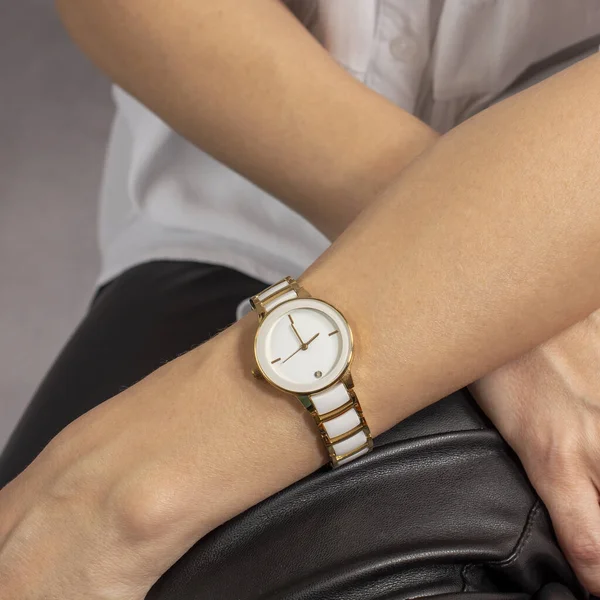 Bir Kadının Elinde Altın Çerçeveli Klasik Beyaz Kadın Saati Kadın — Stok fotoğraf