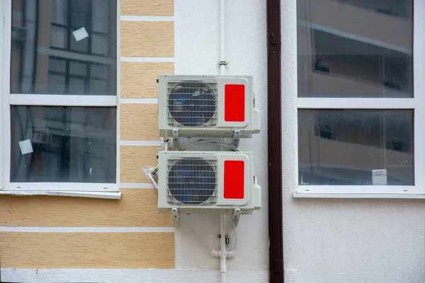 2人の冷却ファンが住宅の壁のエアコンから 水平構成 — ストック写真