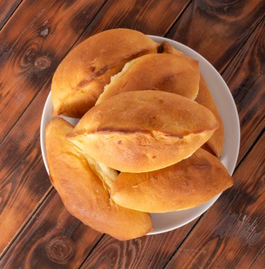 Ahşap bir masada taze pişmiş lahana turtaları. Düz çizgi.