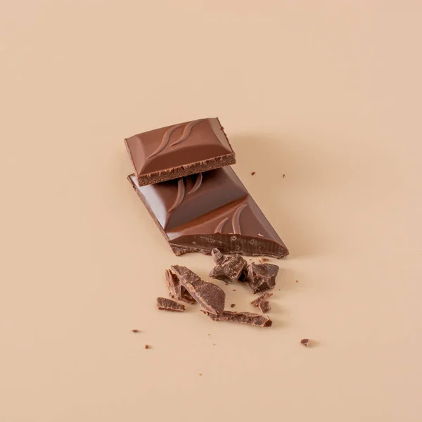 Kousky Čokolády Čokoládových Lupínků Písečném Pozadí Kopírovat Prostor — Stock fotografie