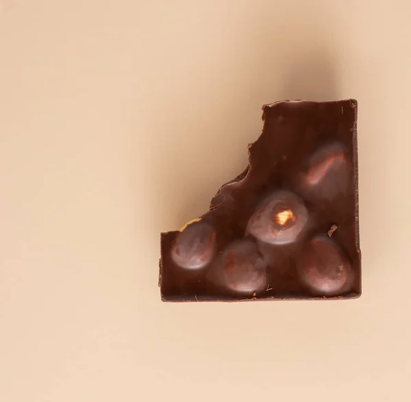 Broken Bitten Piece Chocolate Whole Hazelnuts Flatlay Ecru Color Background — Stockfoto