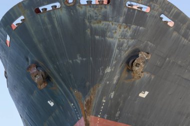 Eski paslı gövdesi olan bir kargo gemisinin pruvası. mavi gökyüzü arkaplanı.