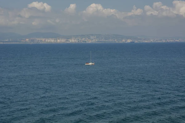 Одинокая Яхта Фоне Океана Голубого Неба Облаками Копировальное Пространство — стоковое фото