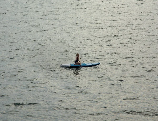 Een Eenzaam Meisje Een Sup Plank Zwom Ver Naar Zee — Stockfoto