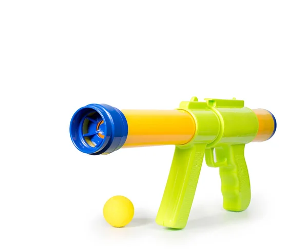 Speelgoedpistool Schieten Ballen Geïsoleerd Witte Achtergrond Kopieerruimte — Stockfoto