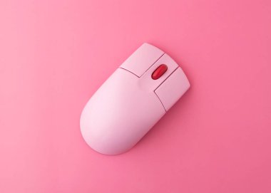 Pembe arka planda pembe kablosuz bluetooth fare