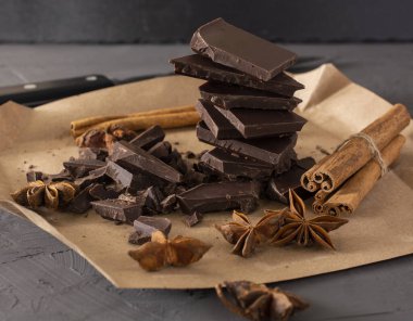Anason ve tarçın çubuklu çikolata